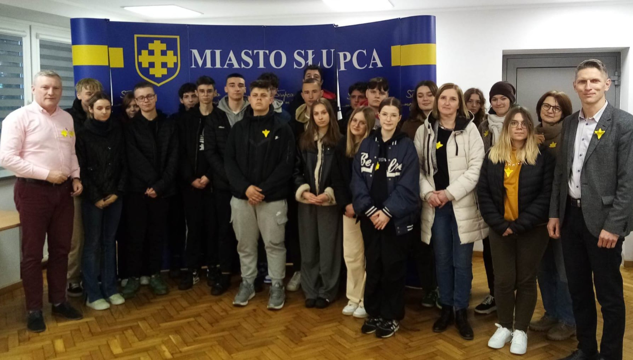 80. rocznica wybuchu powstania w getcie warszawskim. Uczniowie rozdawali żonkile