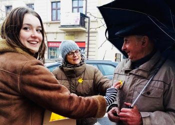 80. rocznica wybuchu powstania w getcie warszawskim. Uczniowie rozdawali żonkile