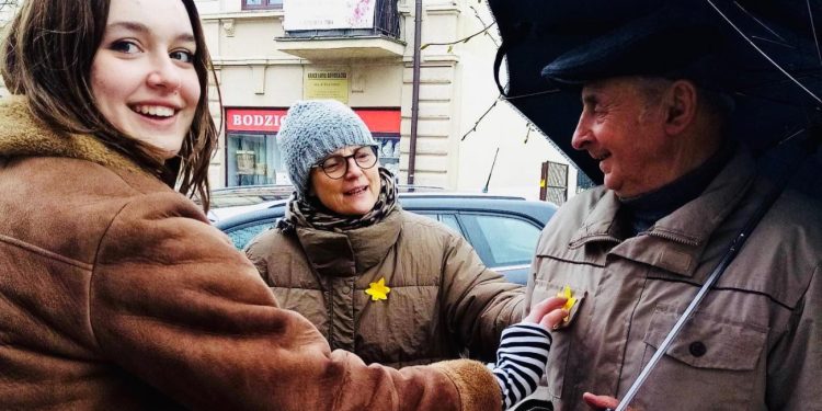 80. rocznica wybuchu powstania w getcie warszawskim. Uczniowie rozdawali żonkile