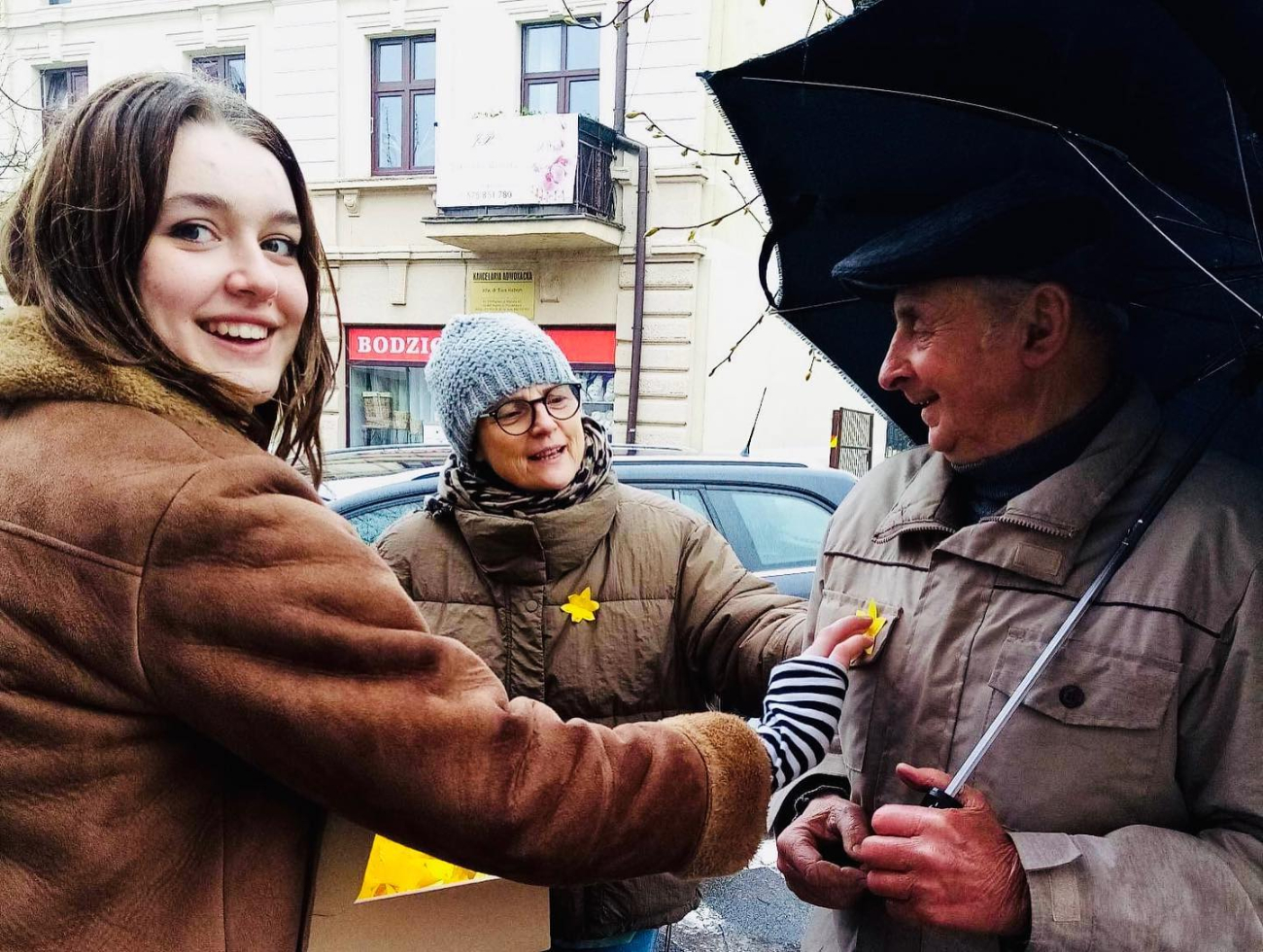 80. rocznica wybuchu powstania w getcie warszawskim. Uczniowie rozdawali żonkile