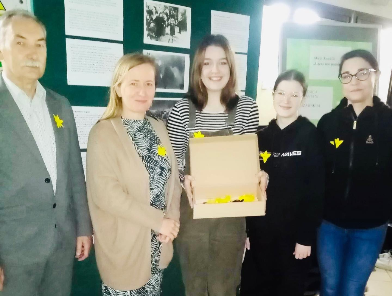 80. rocznica wybuchu powstania w getcie warszawskim. Uczniowie rozdawali żonkile