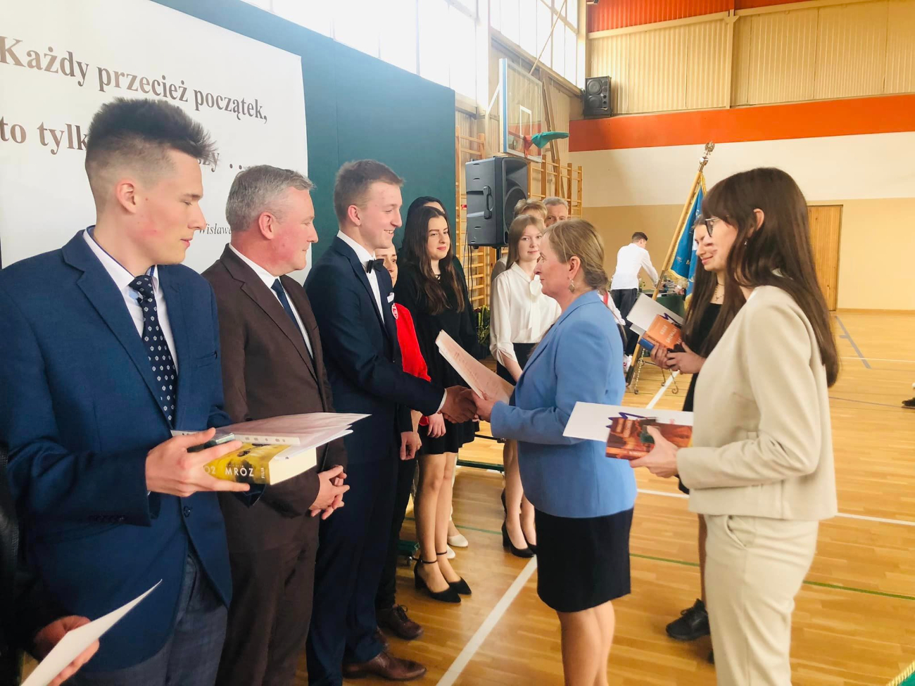 Pożegnanie maturzystów w LO. Zobacz zdjęcia