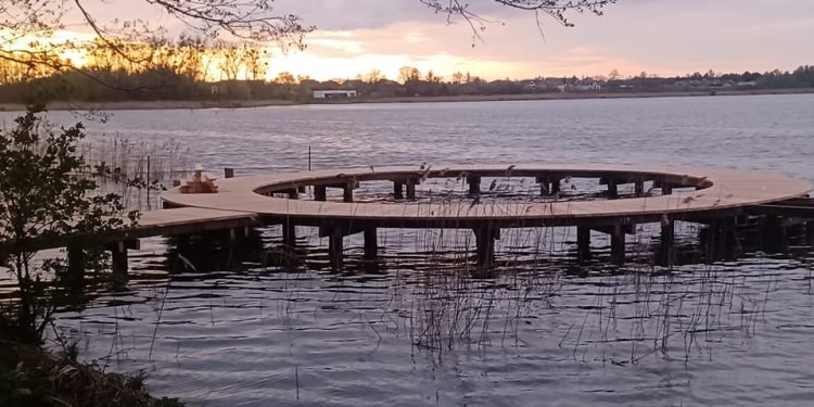 Jest już pierwszy pomost na Jeziorze Słupeckim