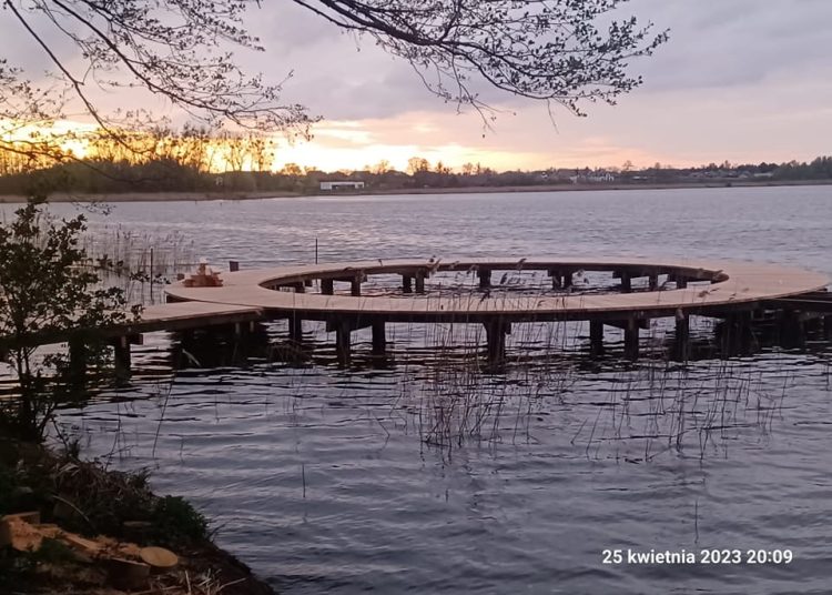 Jest już pierwszy pomost na Jeziorze Słupeckim