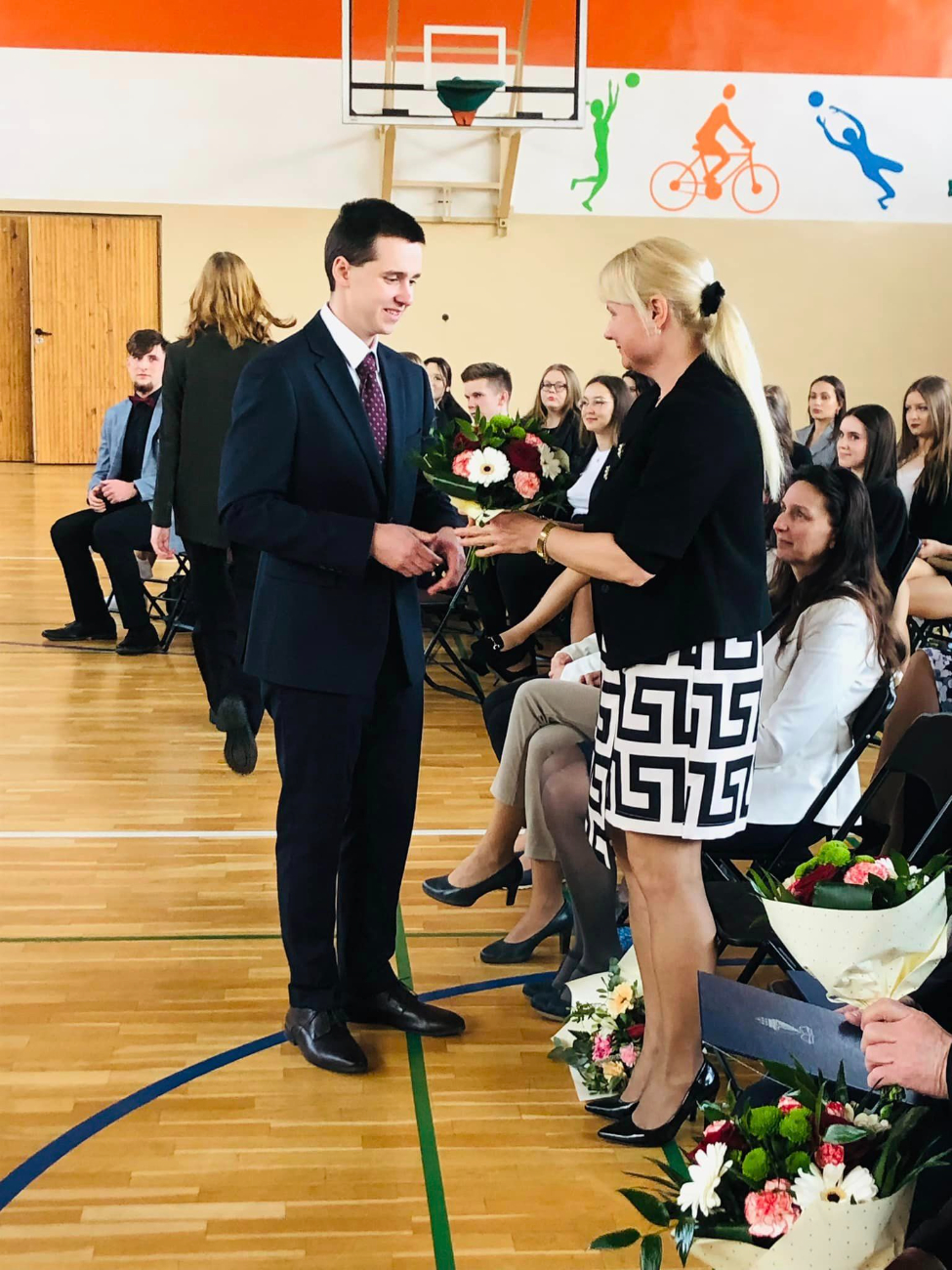 Pożegnanie maturzystów w LO. Zobacz zdjęcia