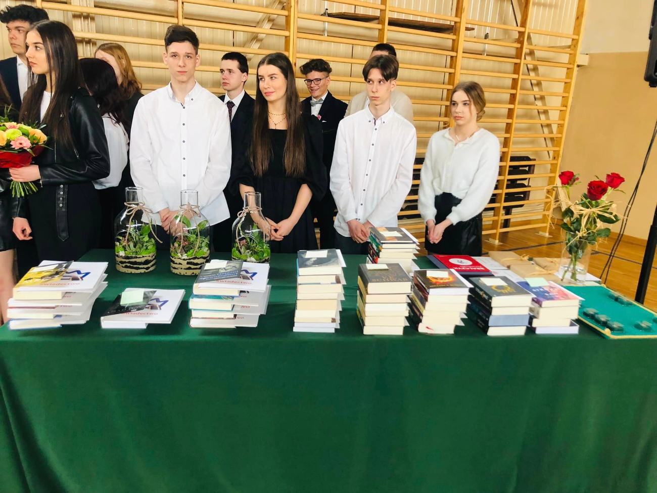 Pożegnanie maturzystów w LO. Zobacz zdjęcia