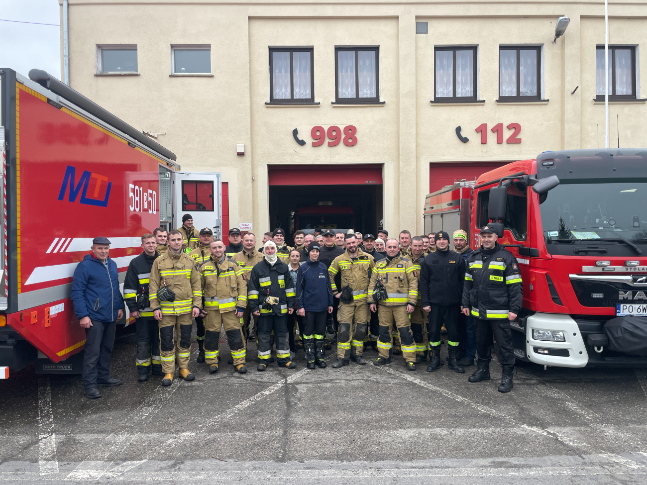 Wchodzili do płonącego domu