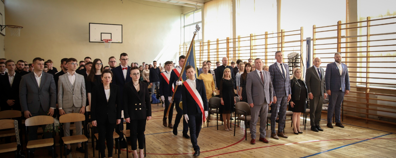 Podziękowania i wyróżnienia. Pożegnanie maturzystów w ZSZ