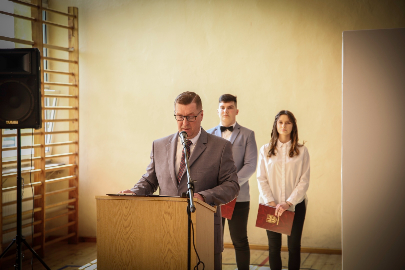 Podziękowania i wyróżnienia. Pożegnanie maturzystów w ZSZ