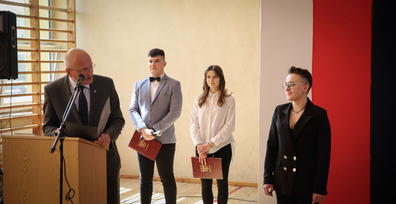 Podziękowania i wyróżnienia. Pożegnanie maturzystów w ZSZ