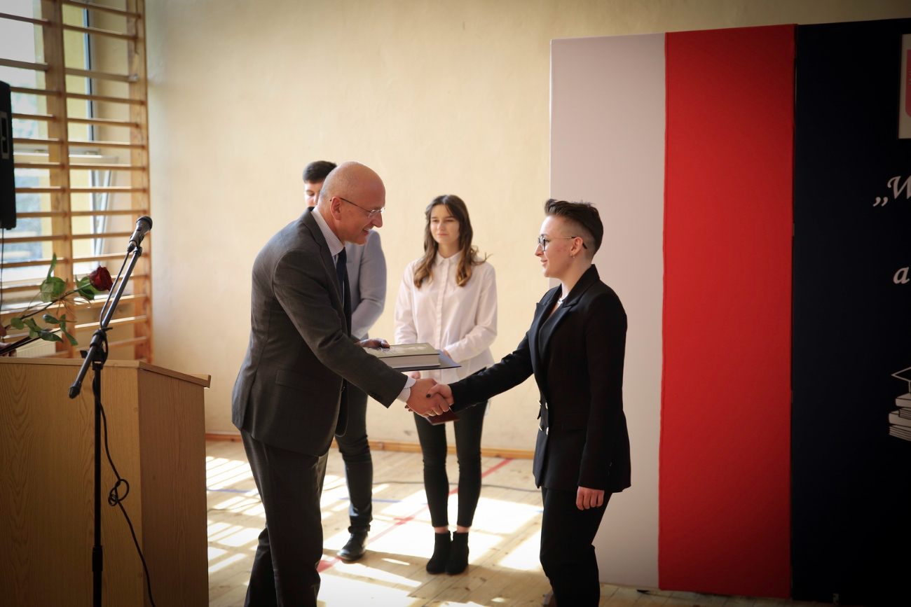 Podziękowania i wyróżnienia. Pożegnanie maturzystów w ZSZ