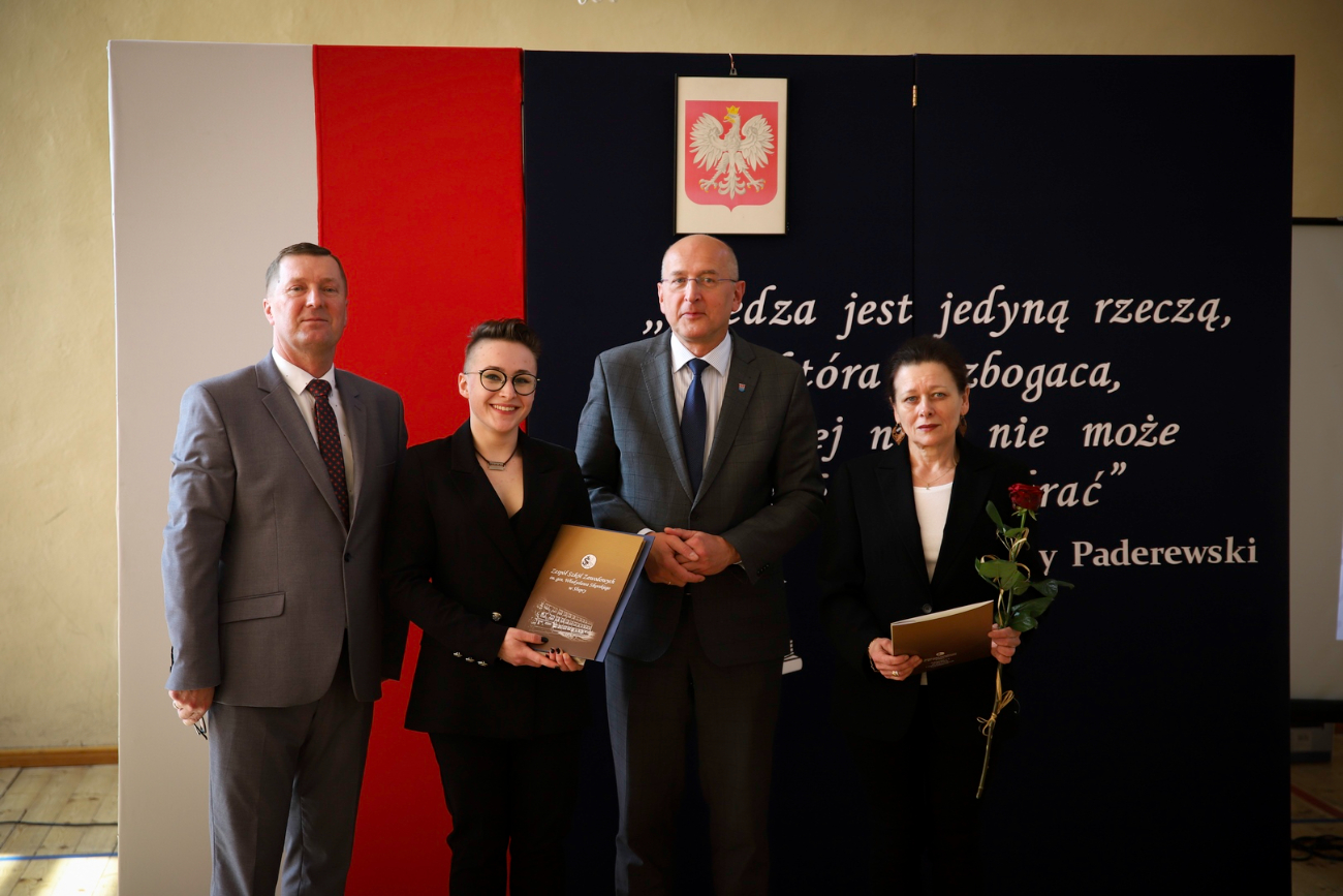 Podziękowania i wyróżnienia. Pożegnanie maturzystów w ZSZ