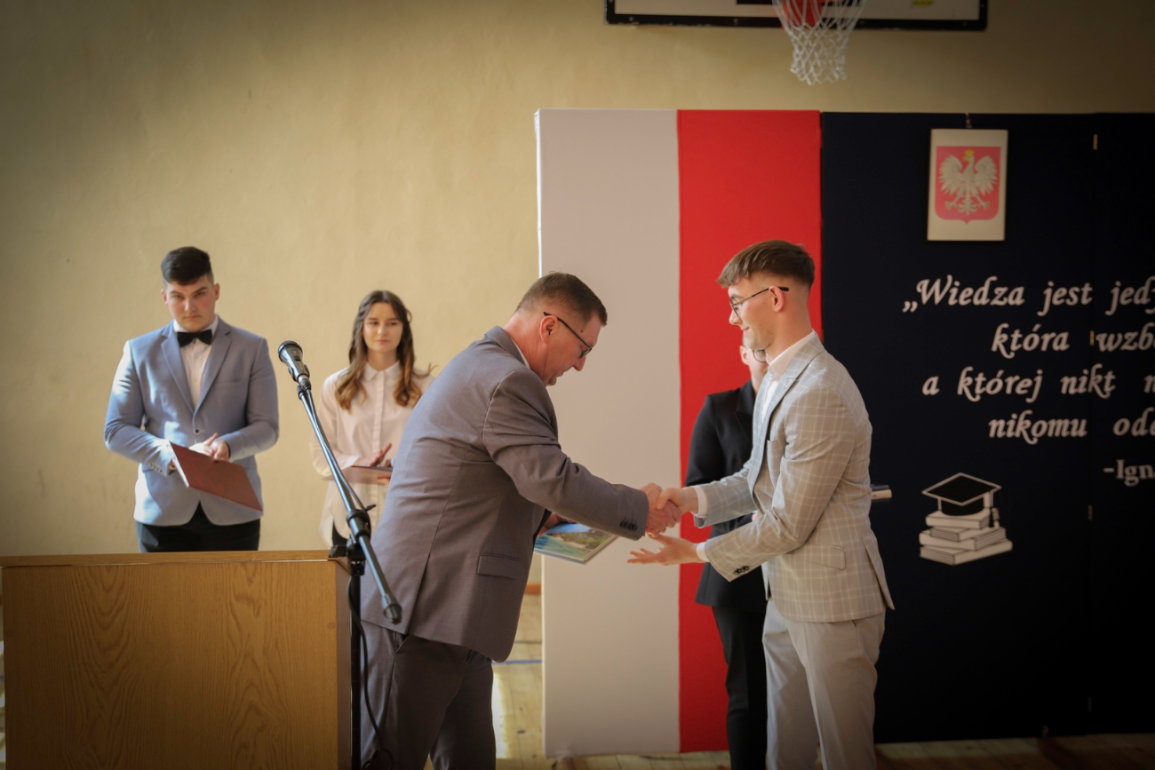 Podziękowania i wyróżnienia. Pożegnanie maturzystów w ZSZ