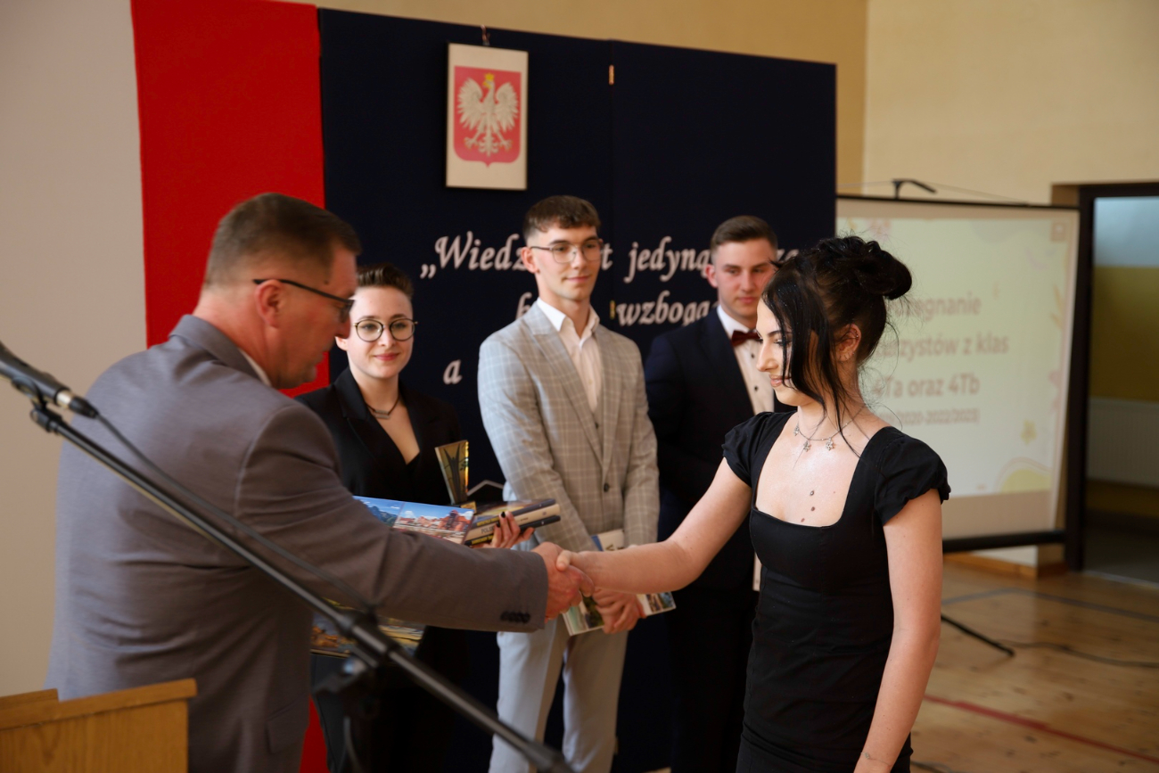 Podziękowania i wyróżnienia. Pożegnanie maturzystów w ZSZ
