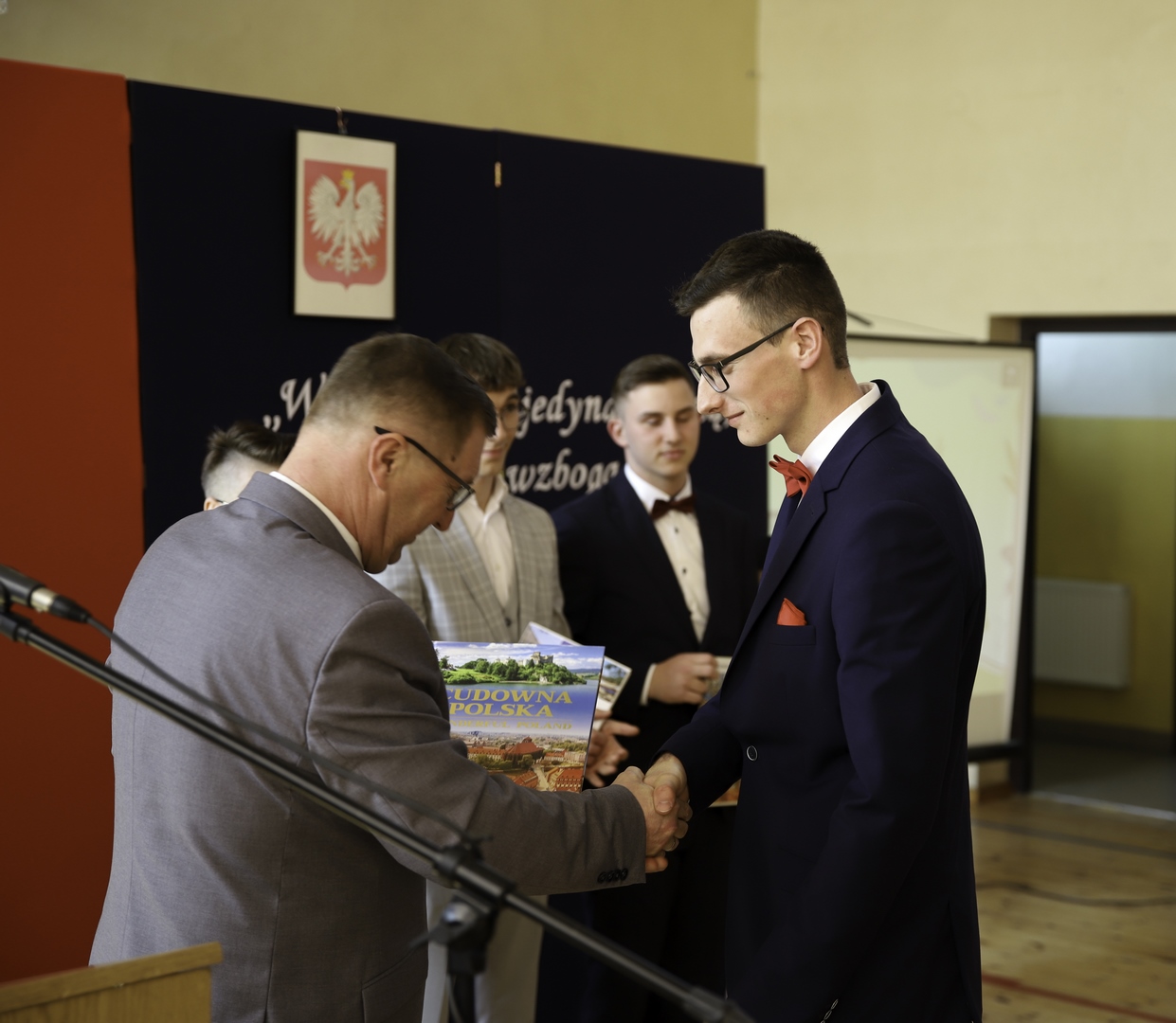 Podziękowania i wyróżnienia. Pożegnanie maturzystów w ZSZ