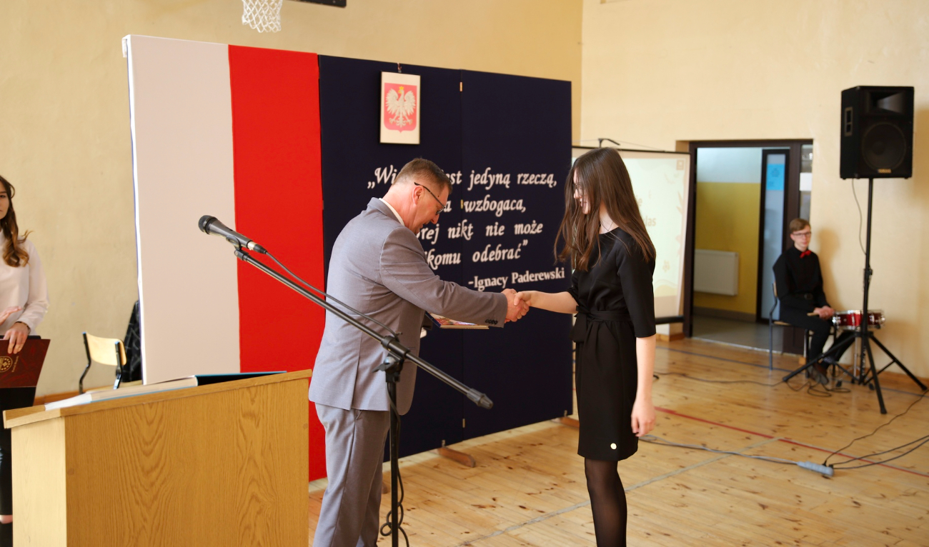 Podziękowania i wyróżnienia. Pożegnanie maturzystów w ZSZ