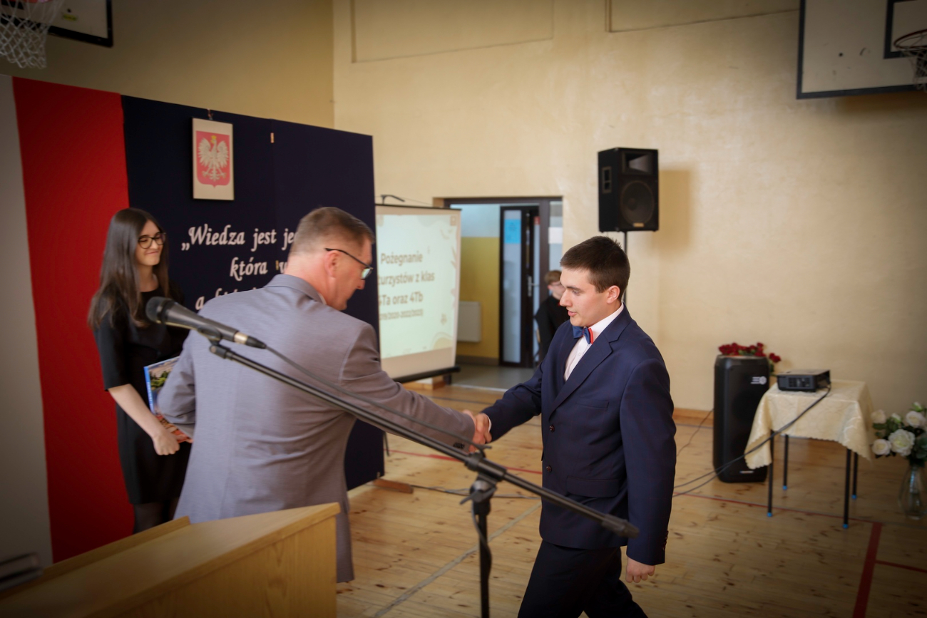 Podziękowania i wyróżnienia. Pożegnanie maturzystów w ZSZ