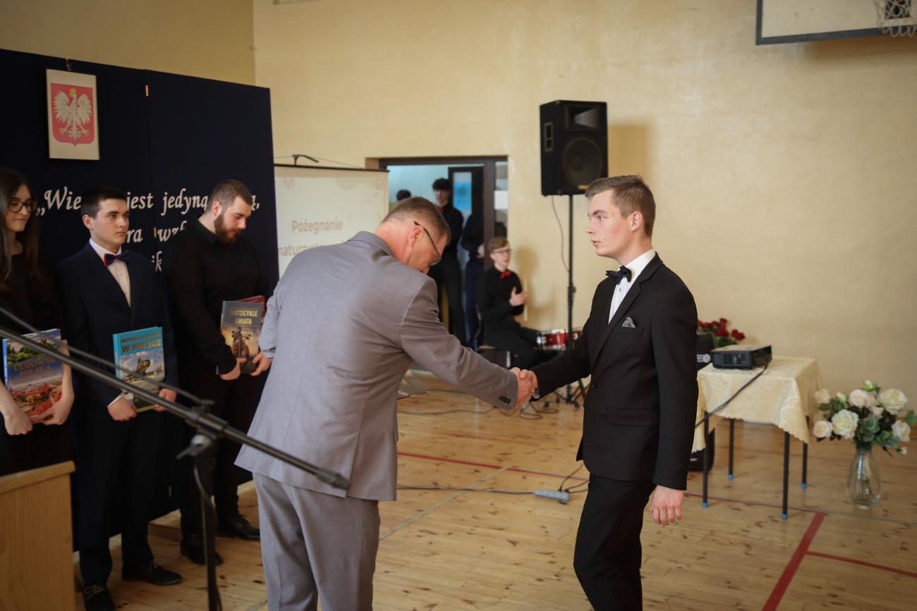Podziękowania i wyróżnienia. Pożegnanie maturzystów w ZSZ