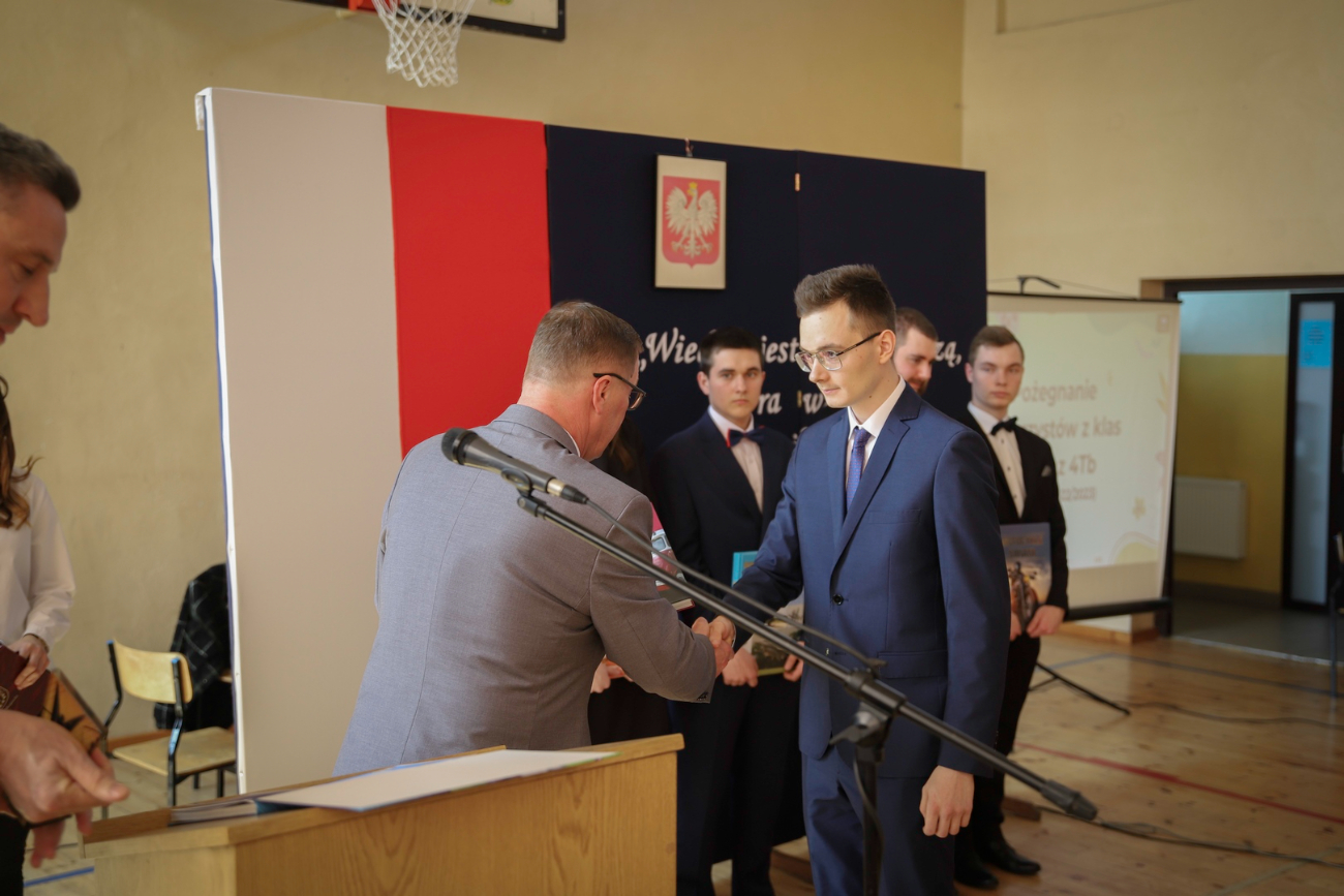 Podziękowania i wyróżnienia. Pożegnanie maturzystów w ZSZ
