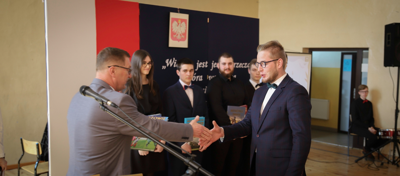 Podziękowania i wyróżnienia. Pożegnanie maturzystów w ZSZ