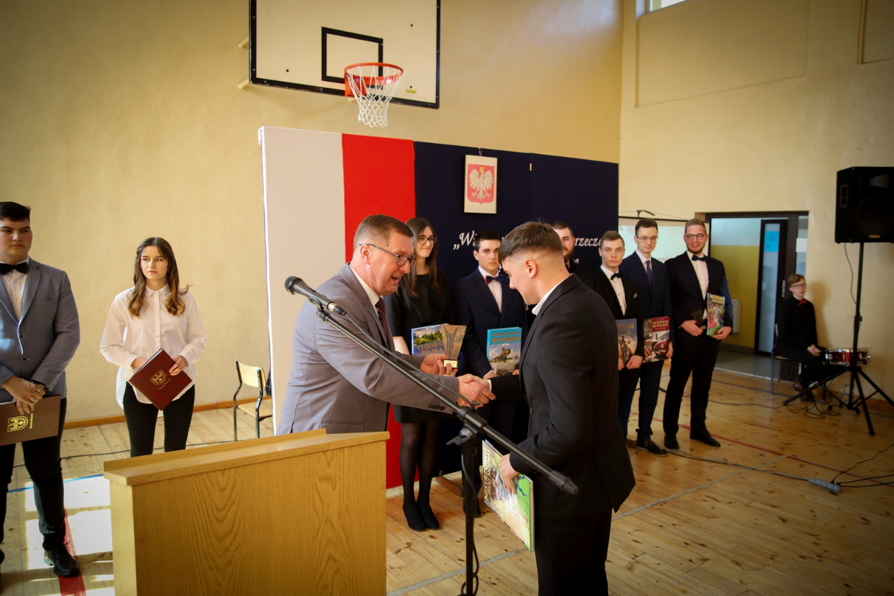 Podziękowania i wyróżnienia. Pożegnanie maturzystów w ZSZ