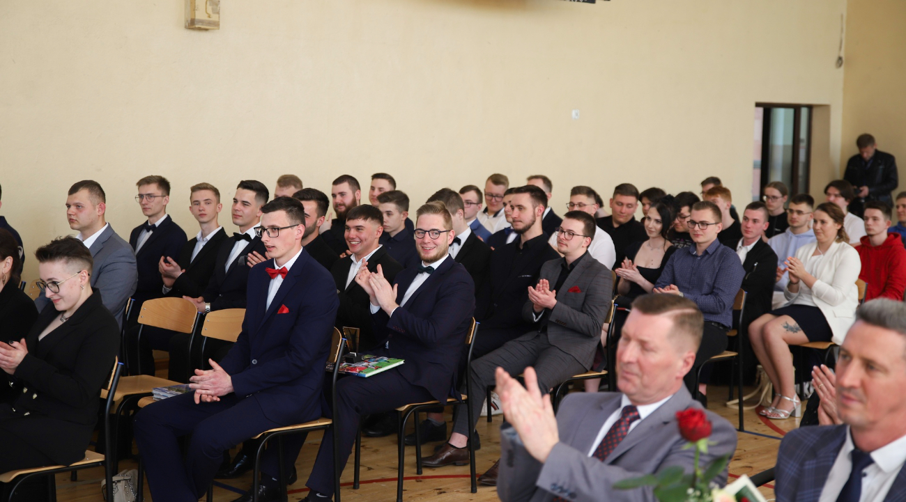 Podziękowania i wyróżnienia. Pożegnanie maturzystów w ZSZ