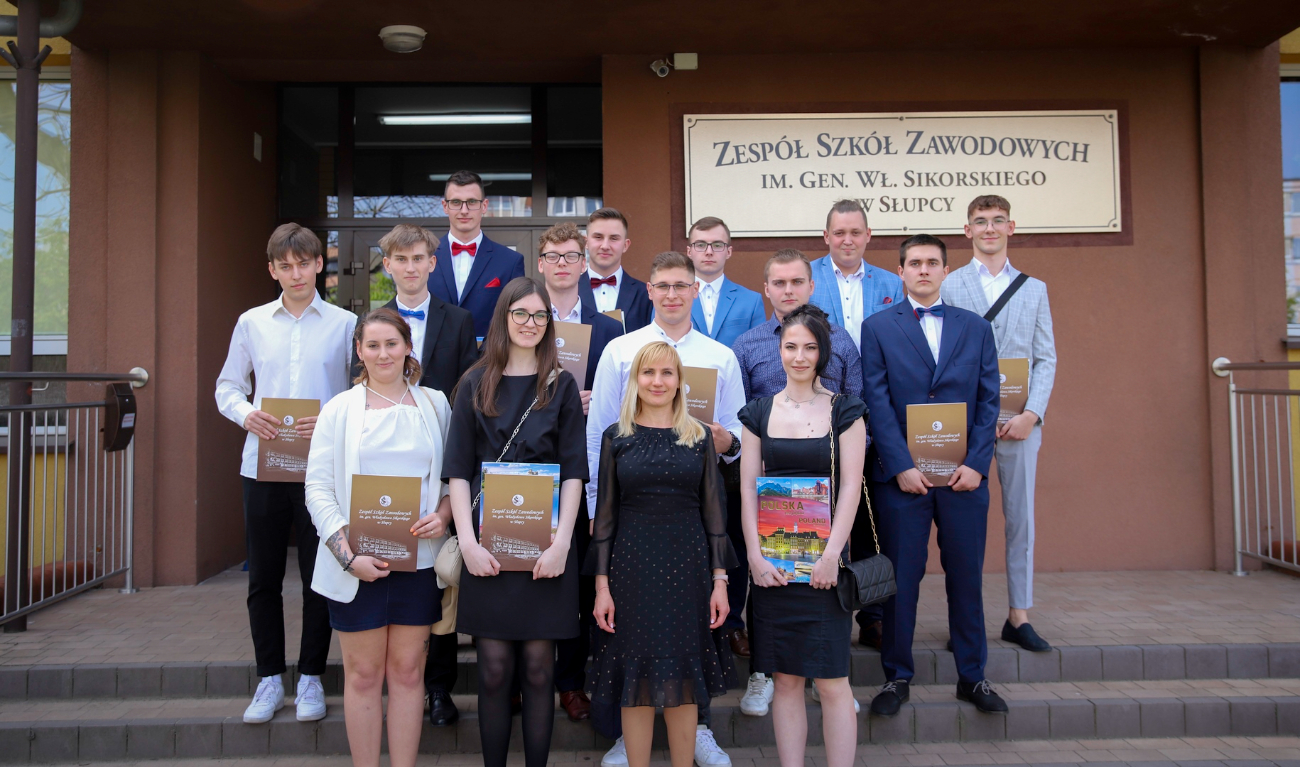 Podziękowania i wyróżnienia. Pożegnanie maturzystów w ZSZ