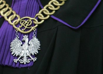 Podsłuchiwał żonę. Źle na tym wyszedł