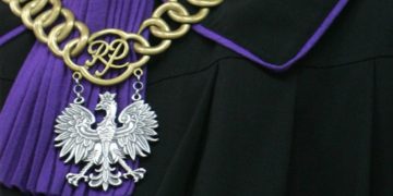 Podsłuchiwał żonę. Źle na tym wyszedł