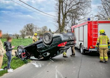 Samochód leżał na dachu
