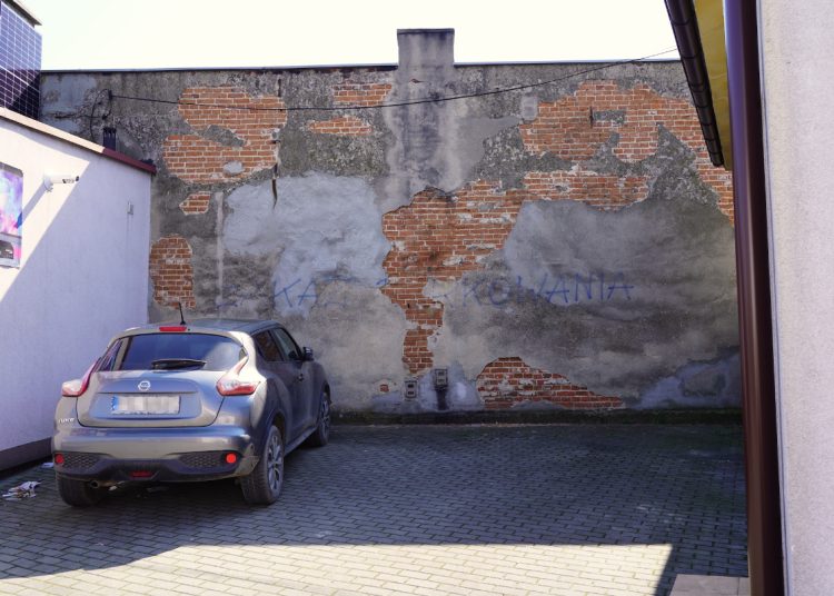 Mieszkanka narzeka na ścianę. „Jak to wygląda?!”