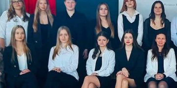 Pożegnanie maturzystów w LO. Zobacz zdjęcia