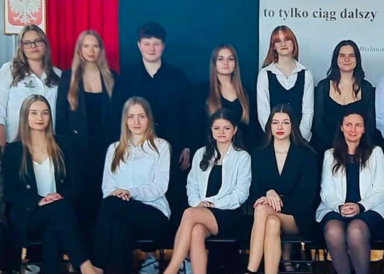 Pożegnanie maturzystów w LO. Zobacz zdjęcia