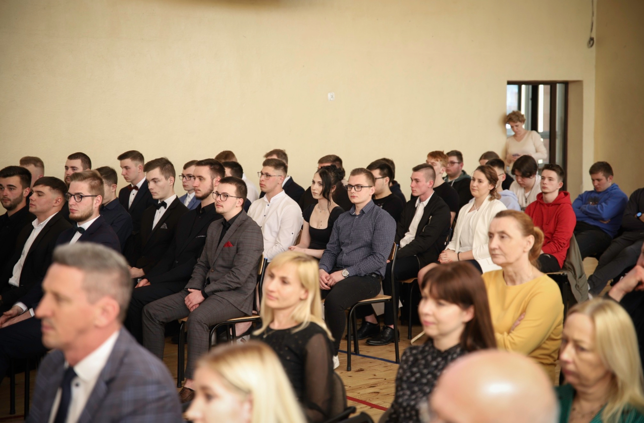 Podziękowania i wyróżnienia. Pożegnanie maturzystów w ZSZ