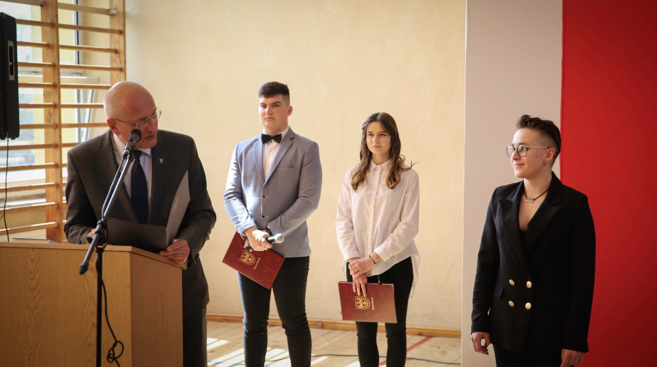 Podziękowania i wyróżnienia. Pożegnanie maturzystów w ZSZ