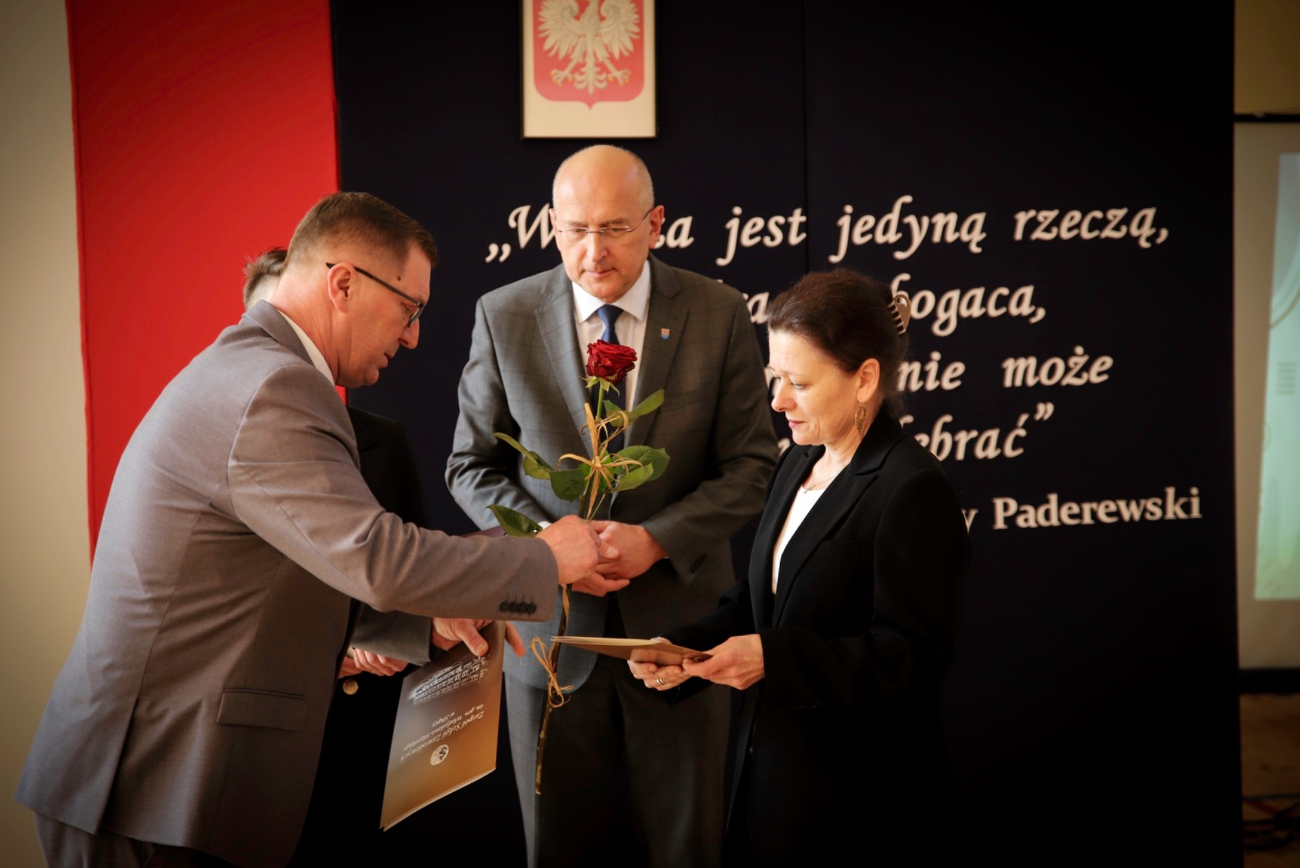 Podziękowania i wyróżnienia. Pożegnanie maturzystów w ZSZ