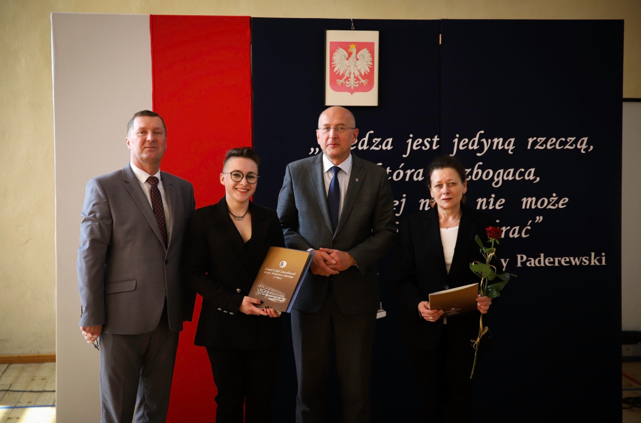 Podziękowania i wyróżnienia. Pożegnanie maturzystów w ZSZ