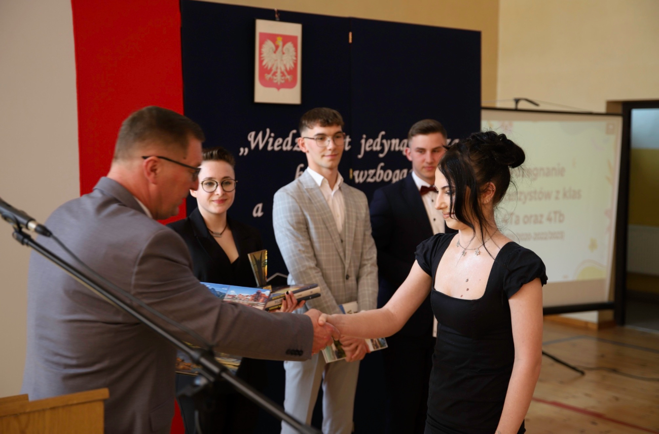 Podziękowania i wyróżnienia. Pożegnanie maturzystów w ZSZ