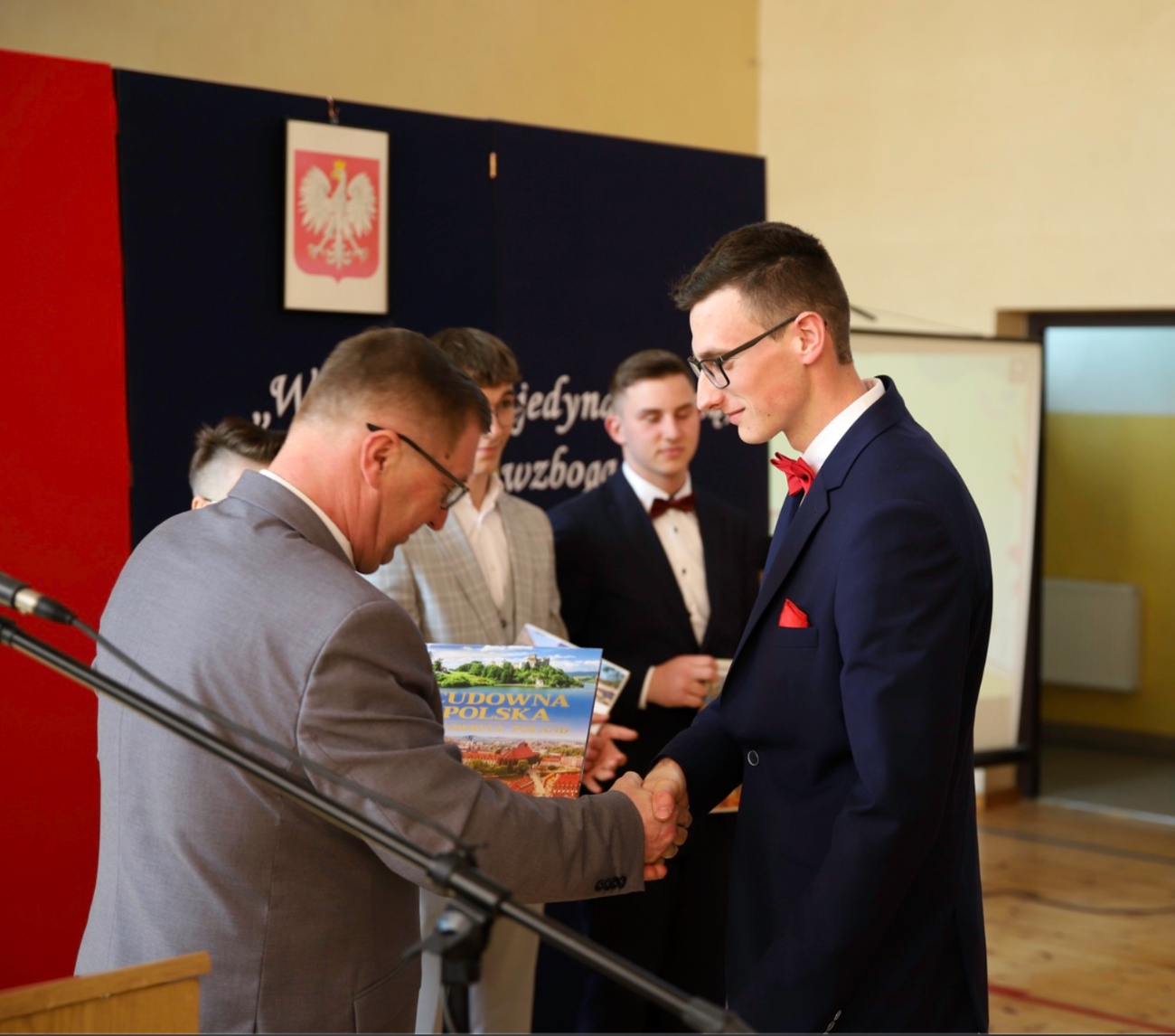 Podziękowania i wyróżnienia. Pożegnanie maturzystów w ZSZ