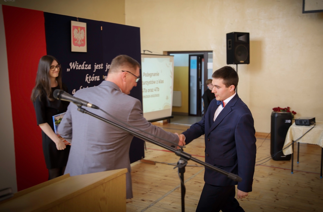 Podziękowania i wyróżnienia. Pożegnanie maturzystów w ZSZ