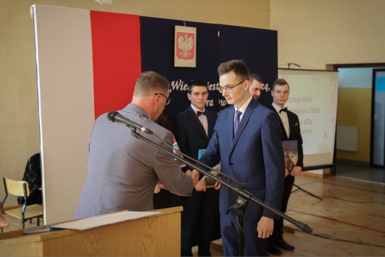 Podziękowania i wyróżnienia. Pożegnanie maturzystów w ZSZ