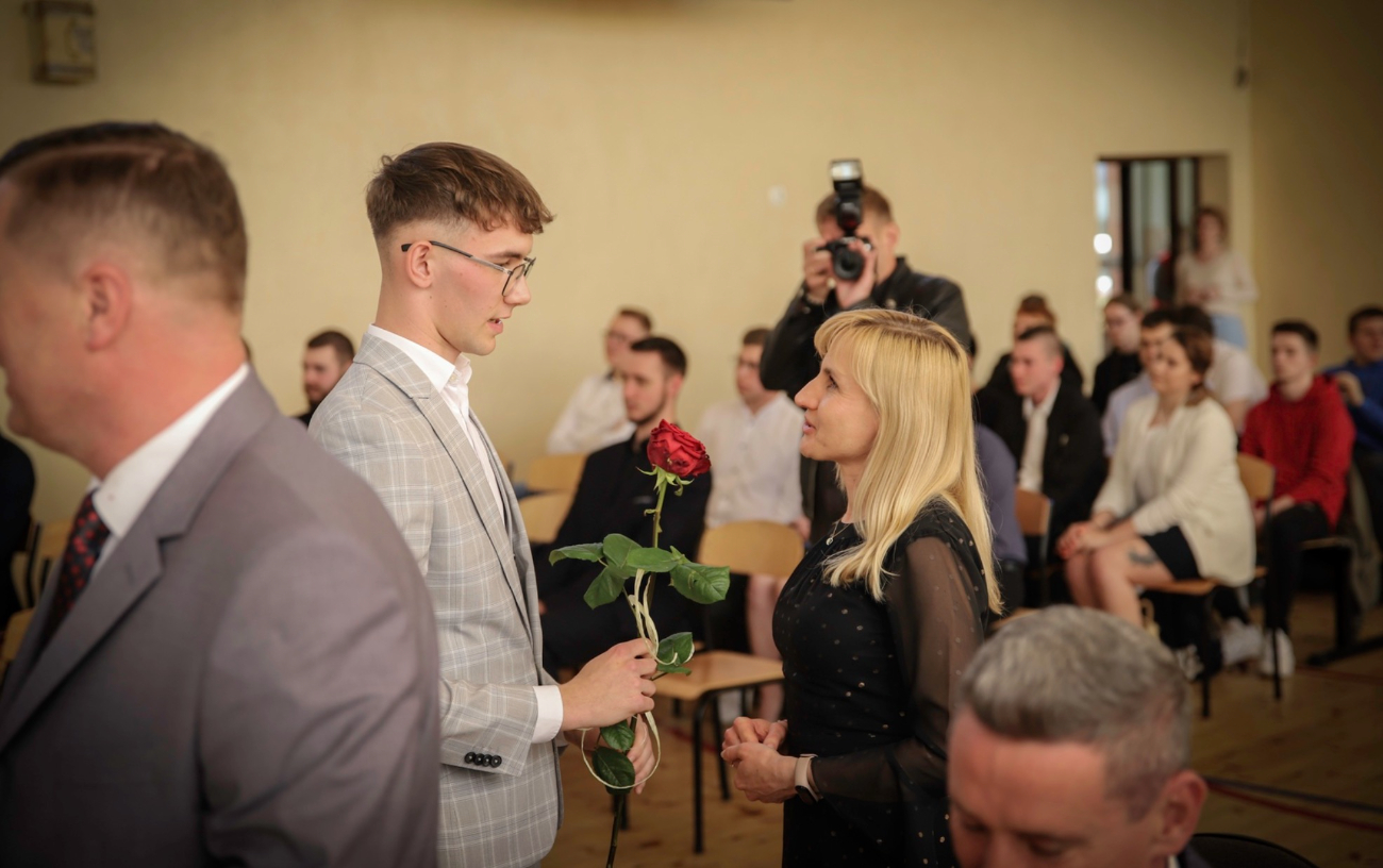 Podziękowania i wyróżnienia. Pożegnanie maturzystów w ZSZ
