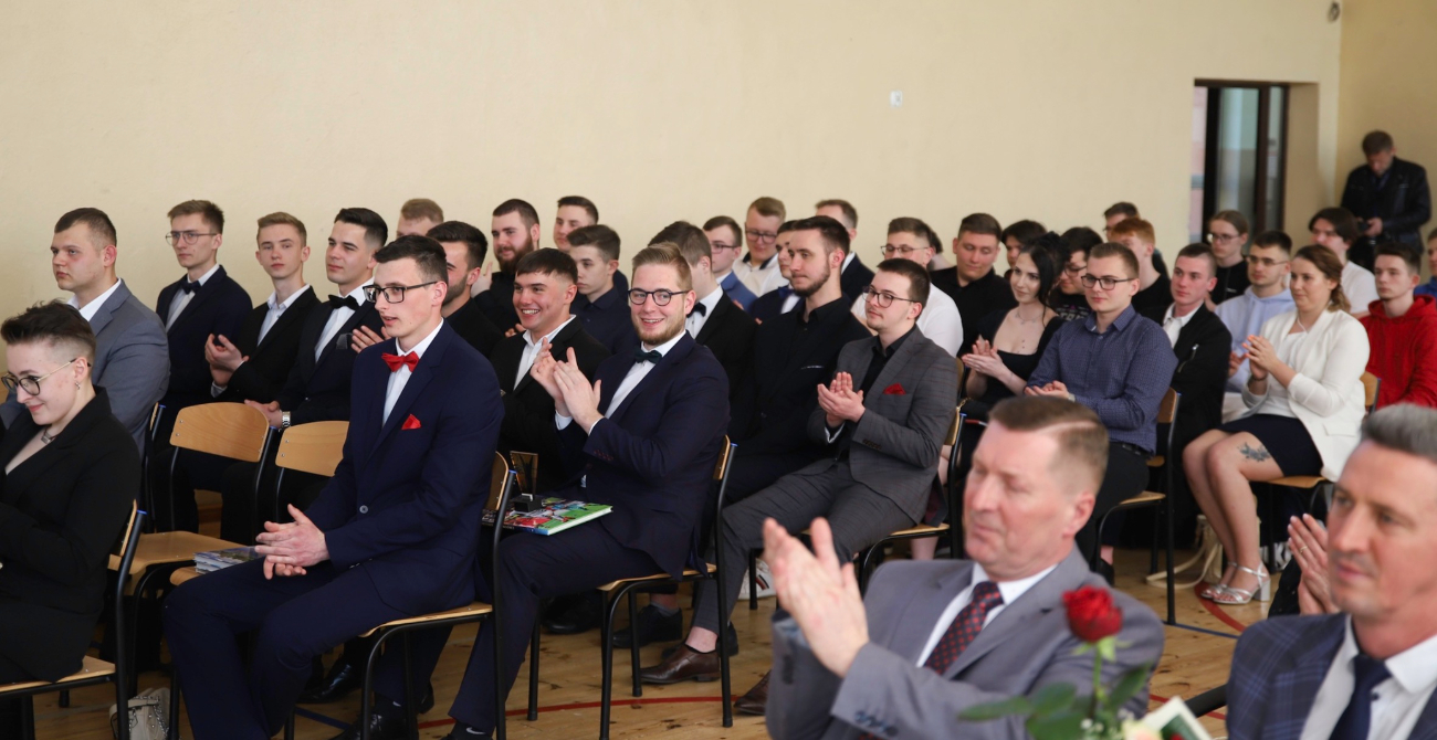 Podziękowania i wyróżnienia. Pożegnanie maturzystów w ZSZ