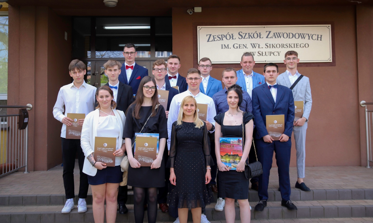 Podziękowania i wyróżnienia. Pożegnanie maturzystów w ZSZ