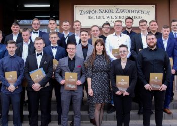 Podziękowania i wyróżnienia. Pożegnanie maturzystów w ZSZ