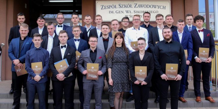 Podziękowania i wyróżnienia. Pożegnanie maturzystów w ZSZ