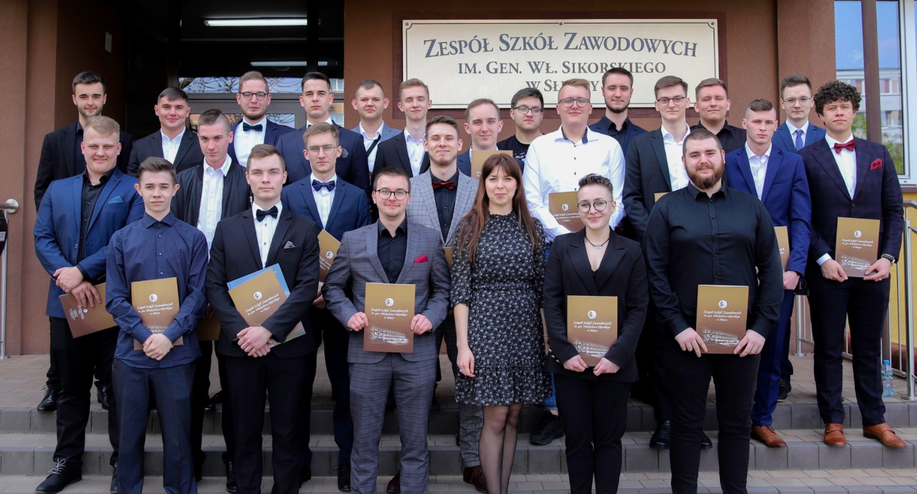 Podziękowania i wyróżnienia. Pożegnanie maturzystów w ZSZ