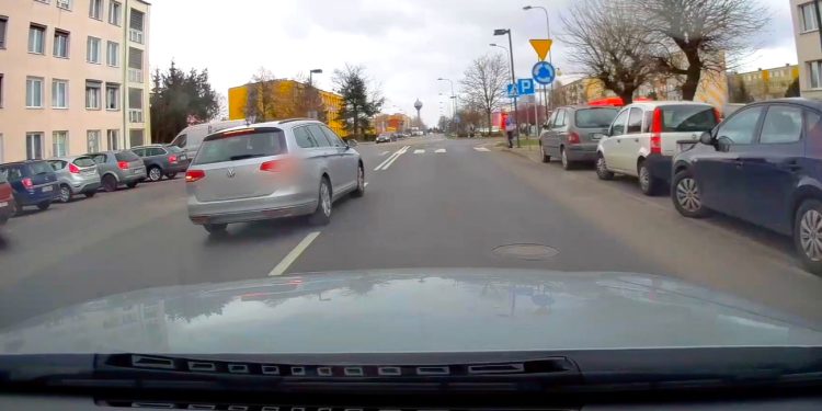 Tak jeżdżą po Słupcy. Kamera wszystko nagrała FILM