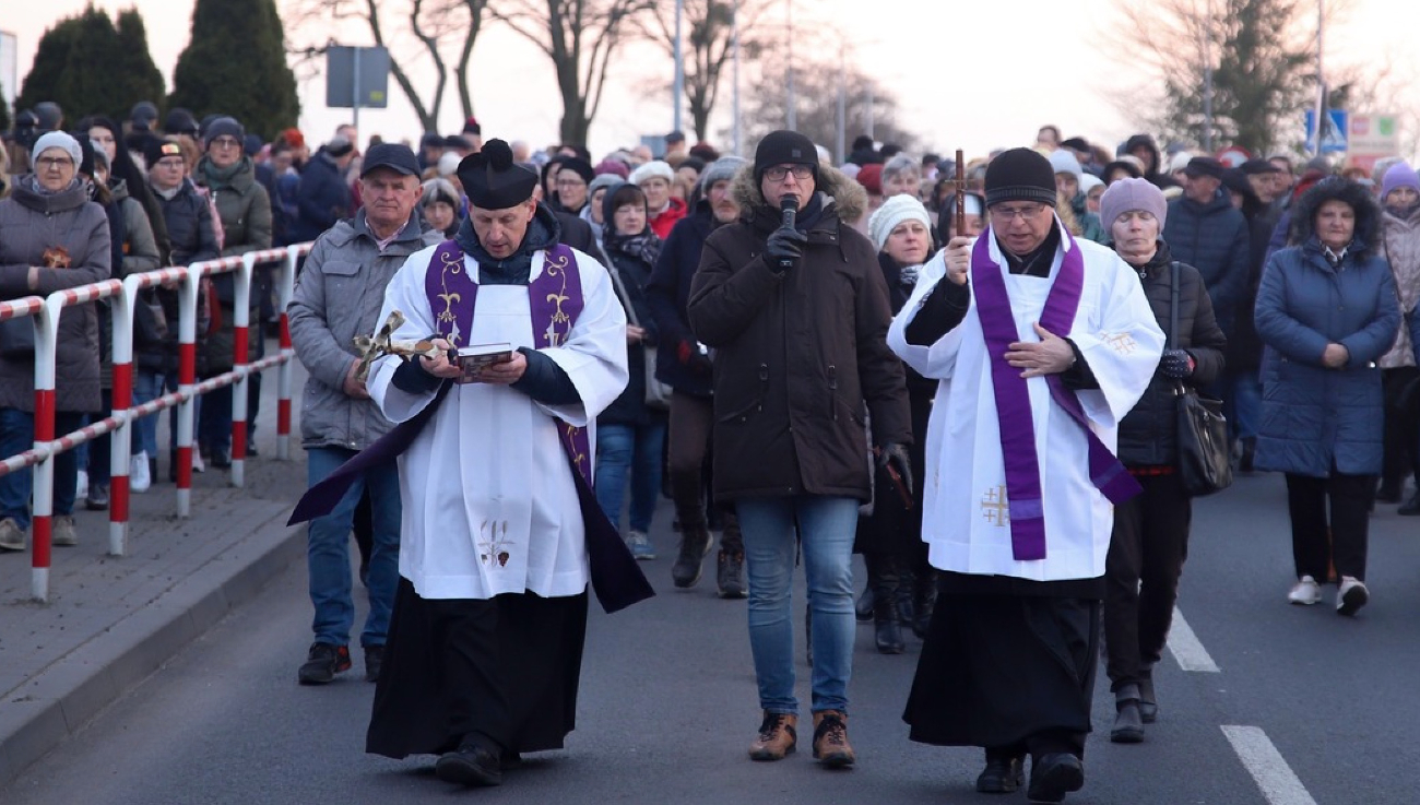 Droga Krzyżowa przeszła ulicami Słupcy ZDJĘCIA