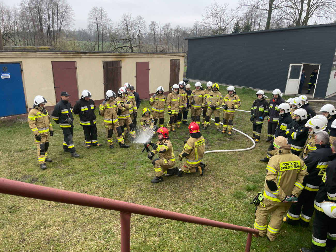 Wchodzili do płonącego domu